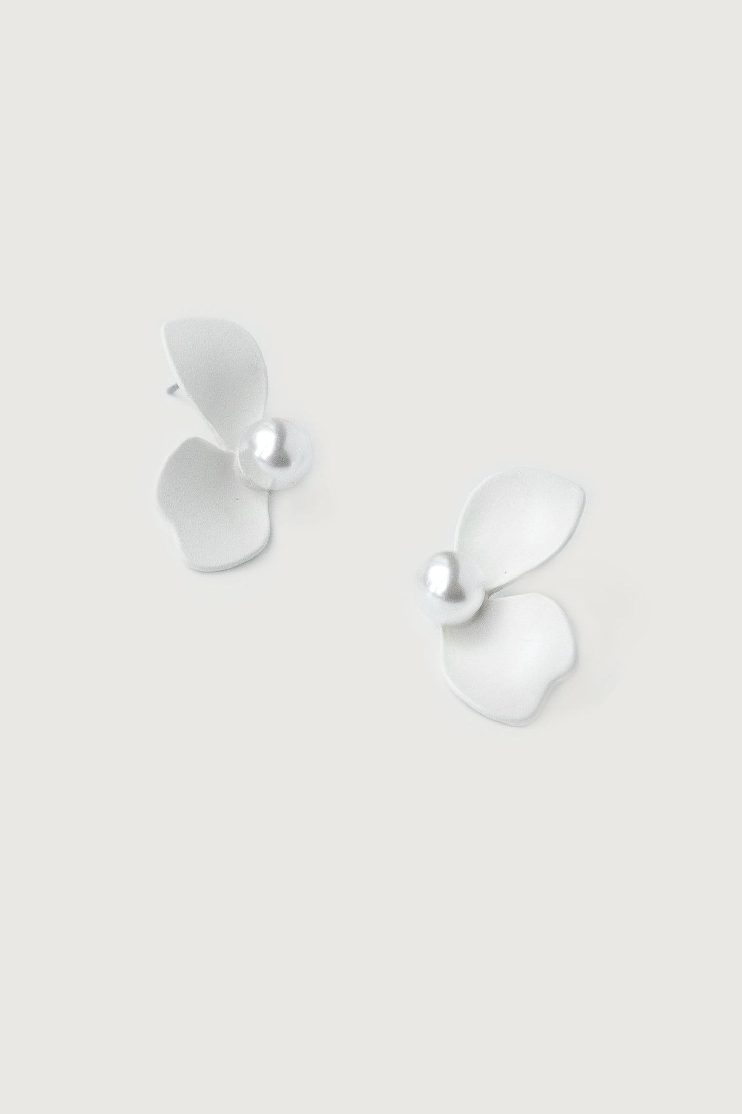 PETAL EARRING WITH PEARL