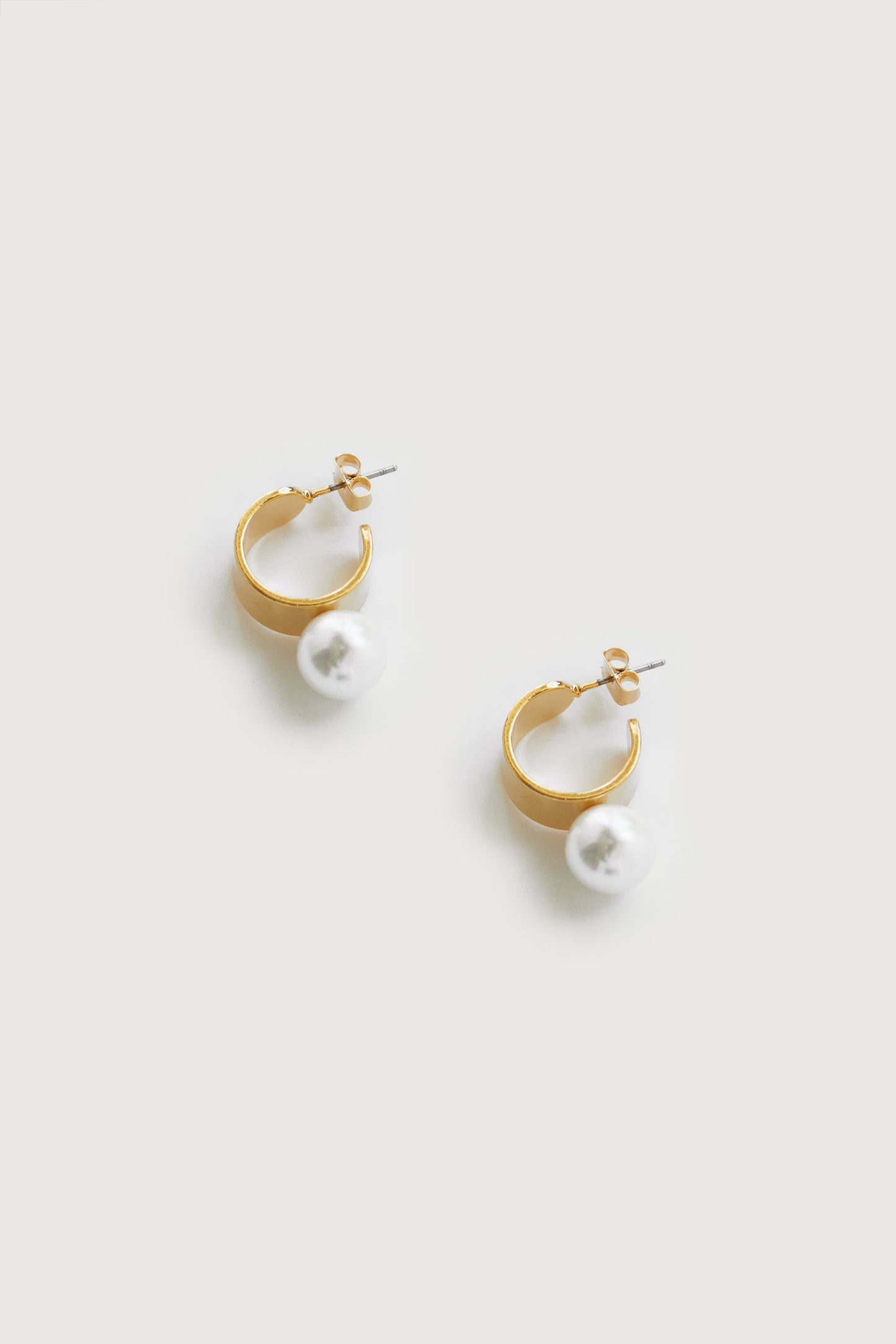 HOOP EARRING WITH PEARL