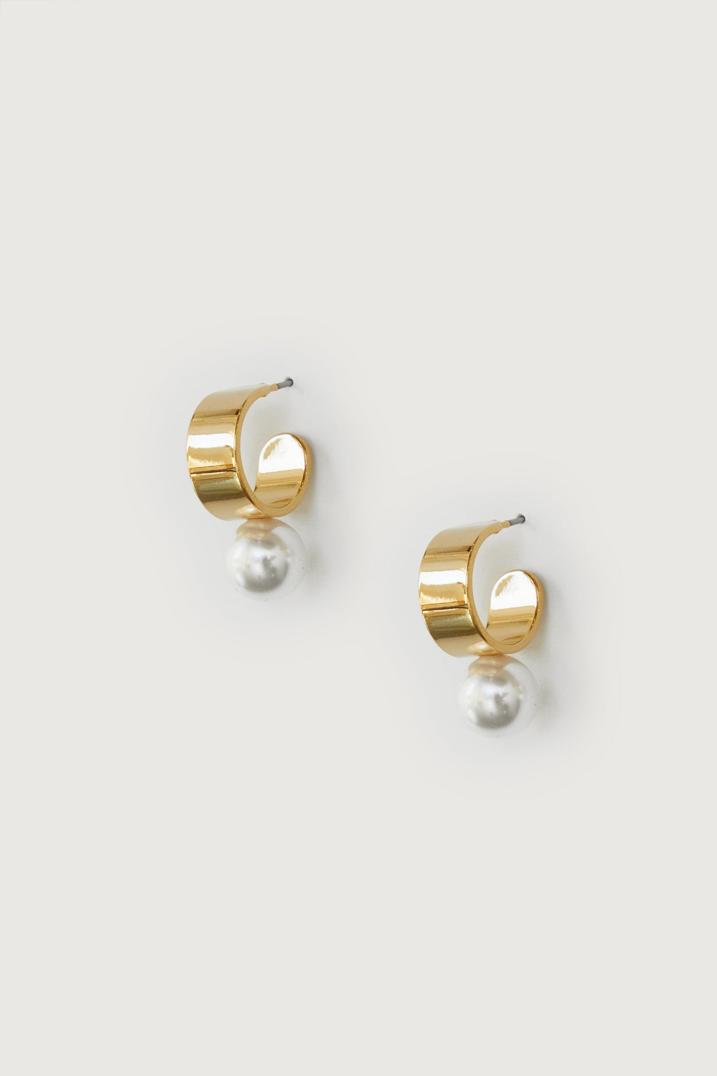HOOP EARRING WITH PEARL