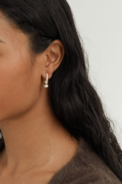 HALF HOOP EARRING WITH PEARL