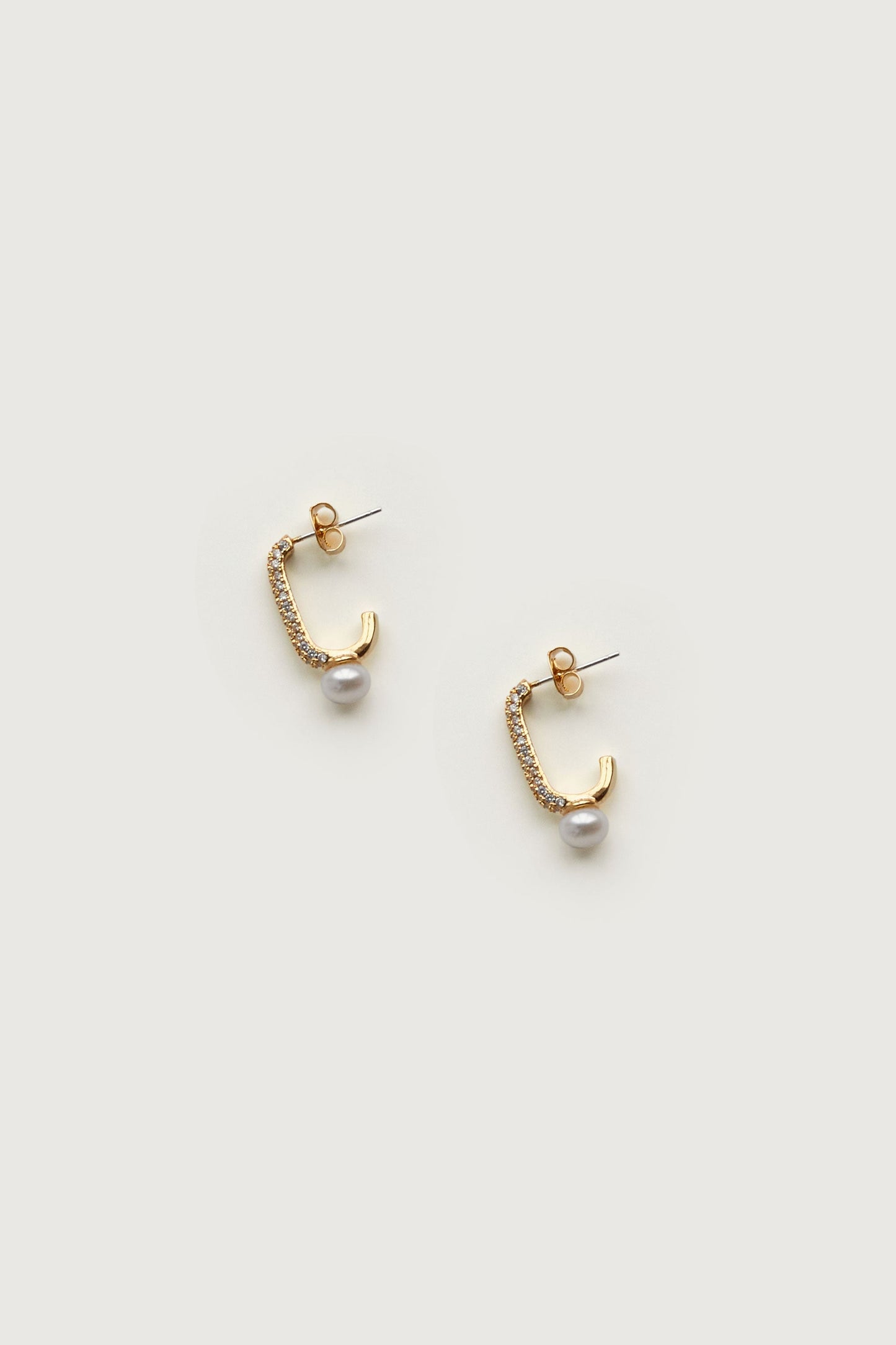 HALF HOOP EARRING WITH PEARL