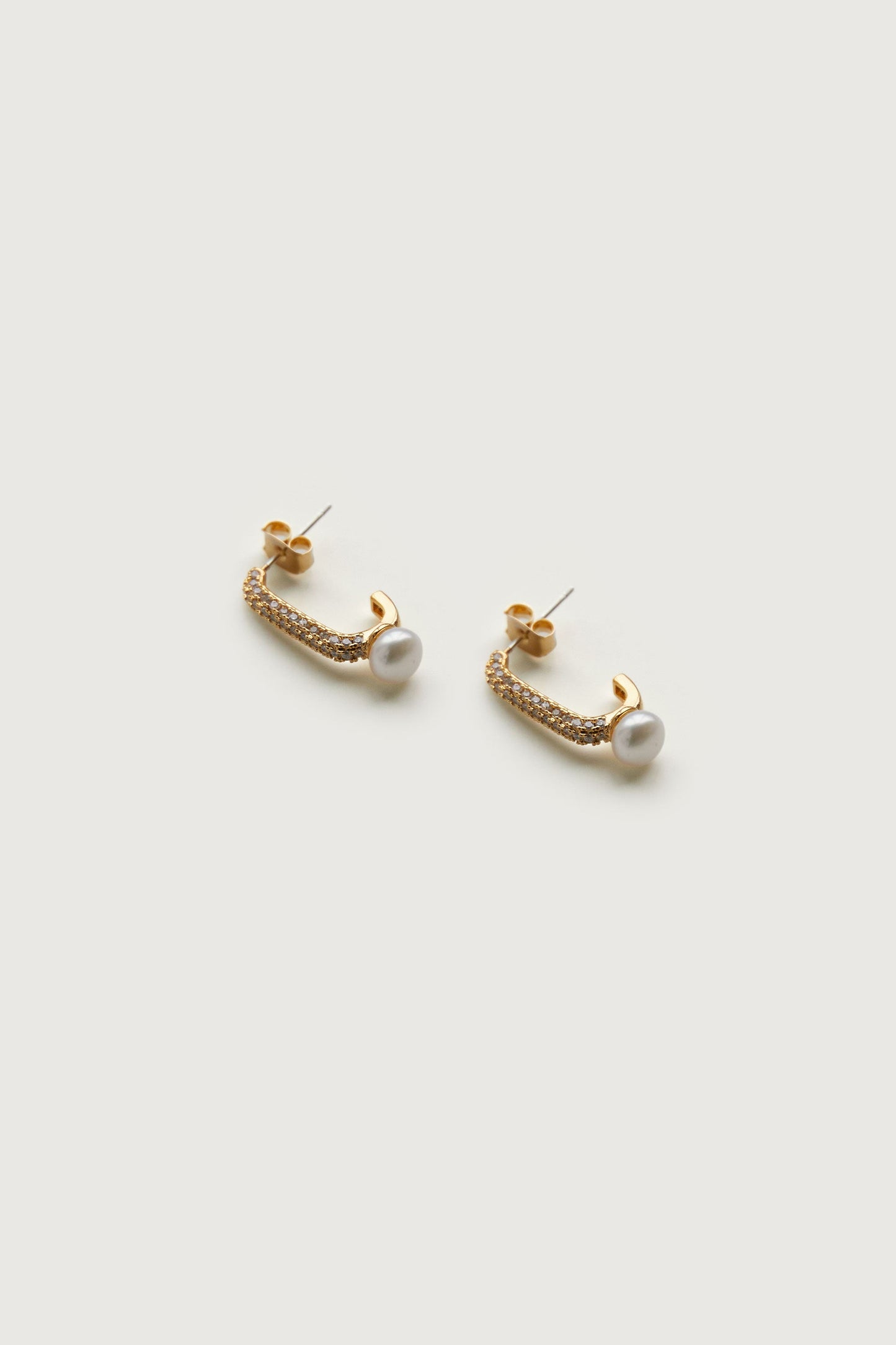 HALF HOOP EARRING WITH PEARL