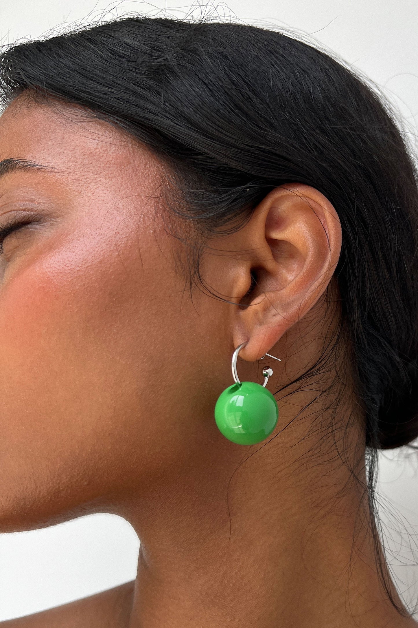 HOOP EARRING WITH SPHERE