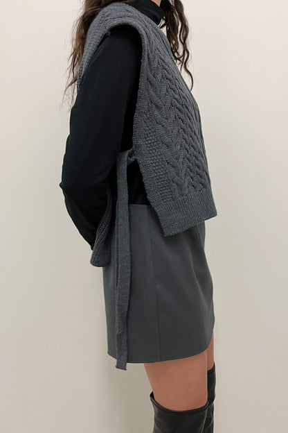 CABLE KNIT SWEATER VEST