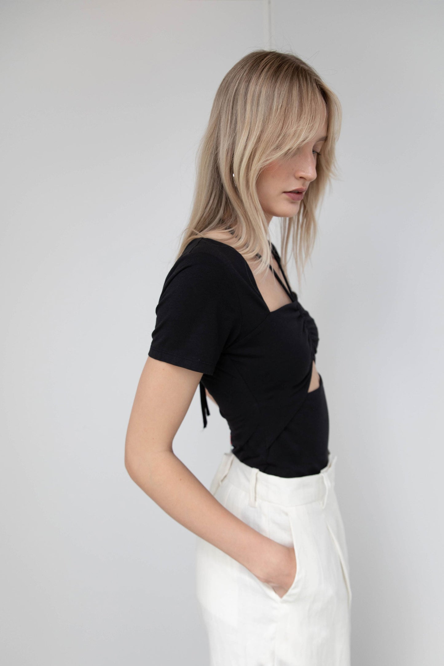 HALTER NECK CUTOUT TEE