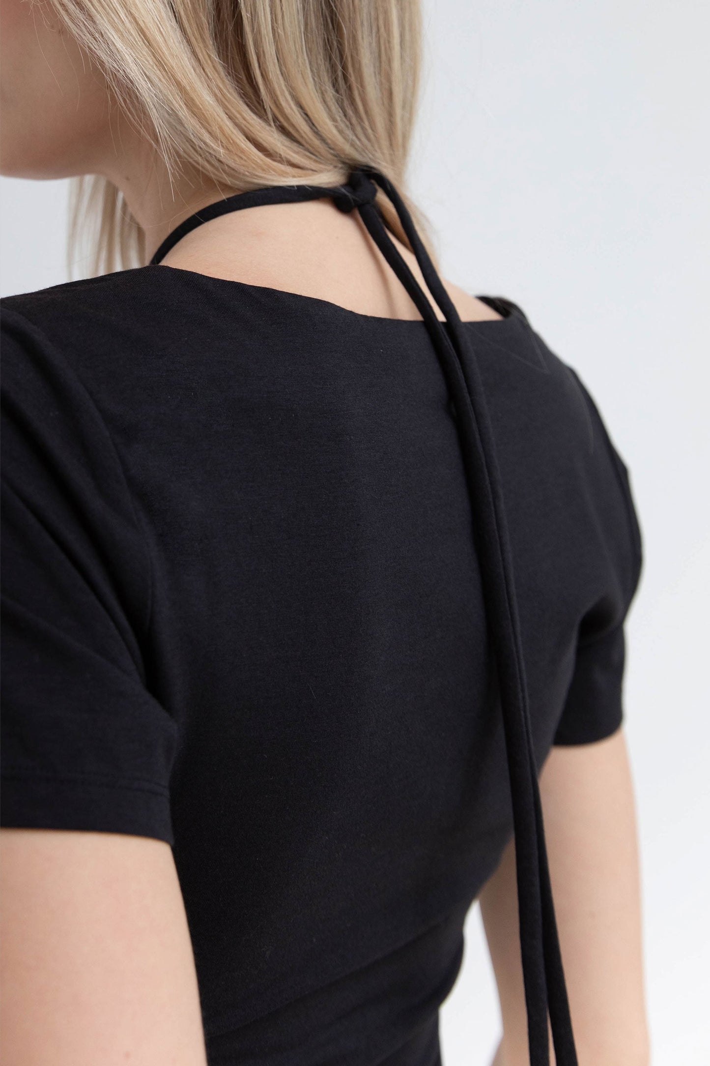 HALTER NECK CUTOUT TEE