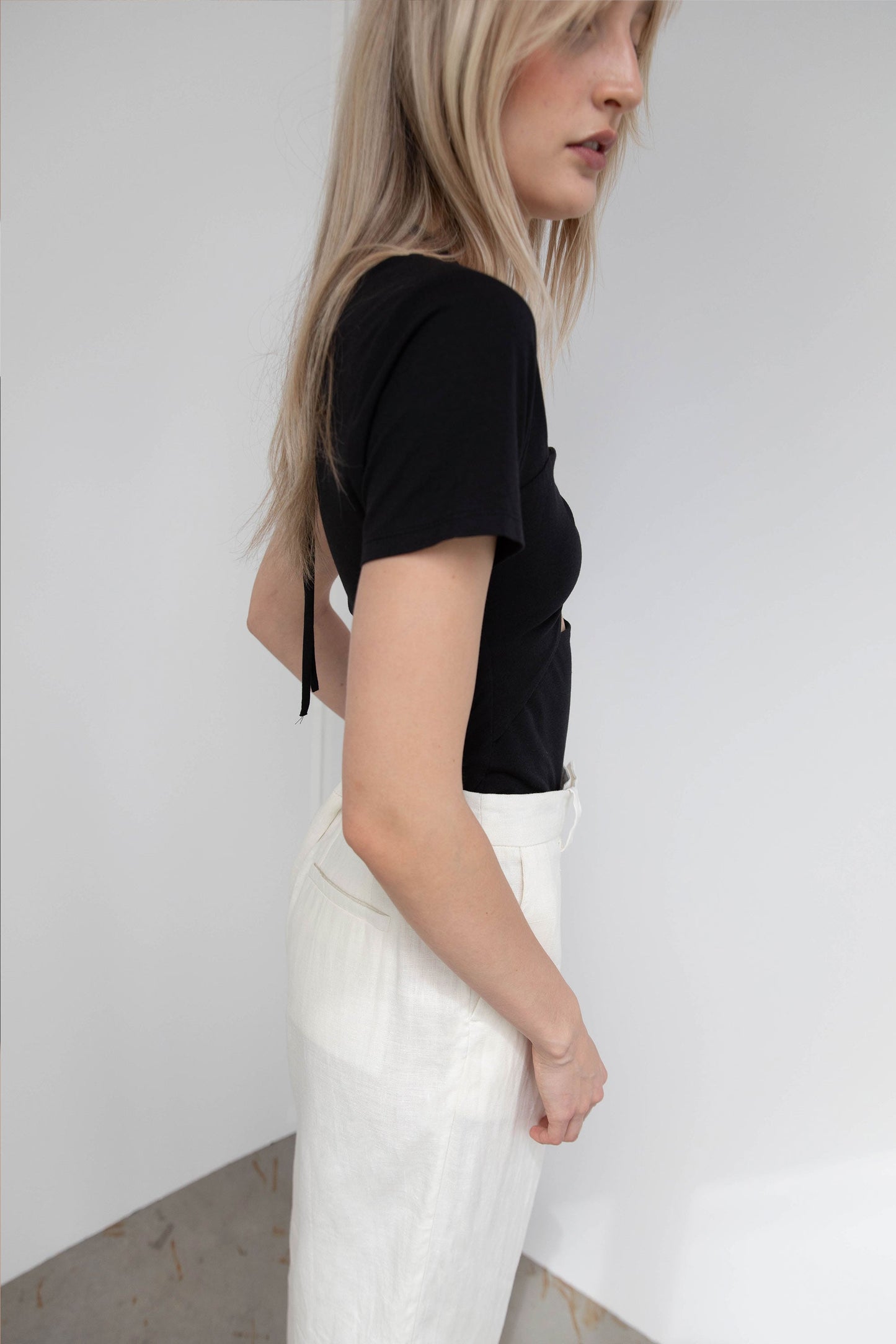 HALTER NECK CUTOUT TEE